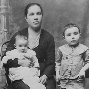 Моя бабушка Филаткина Мария Федоровна. На руках бабушки ее дочь
Настя (умерла в младенчестве). Сбоку стоит моя мама в возрасте 5 лет.
1917