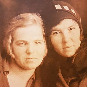 Мама с подругой на торфозаготовках в Костромской области (работали там по комсомольской путевке в конце 20-х годов)